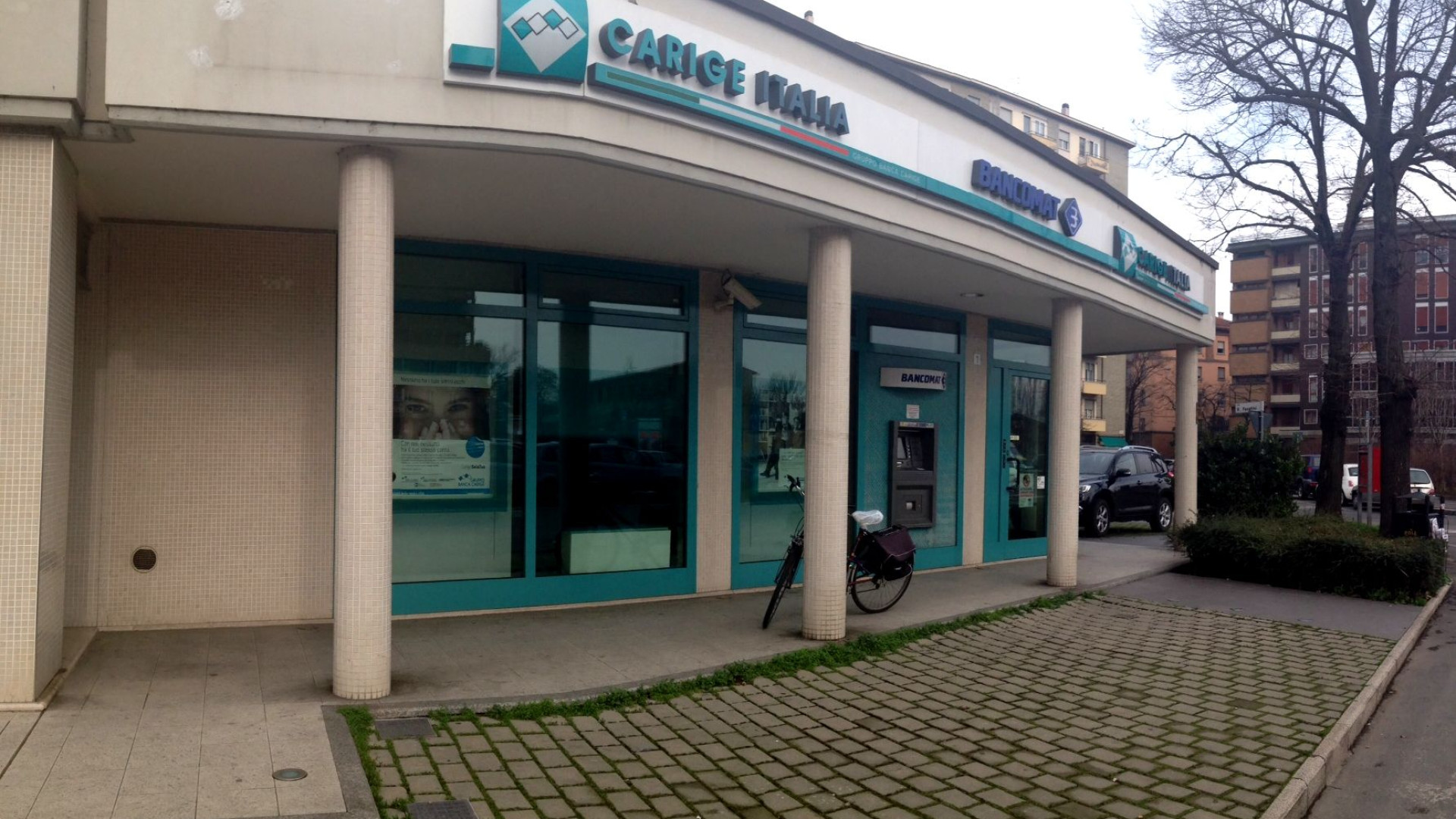 Tenta rapina alla Carige di via Emilia Pavese. Il cassiere lo mette in fuga