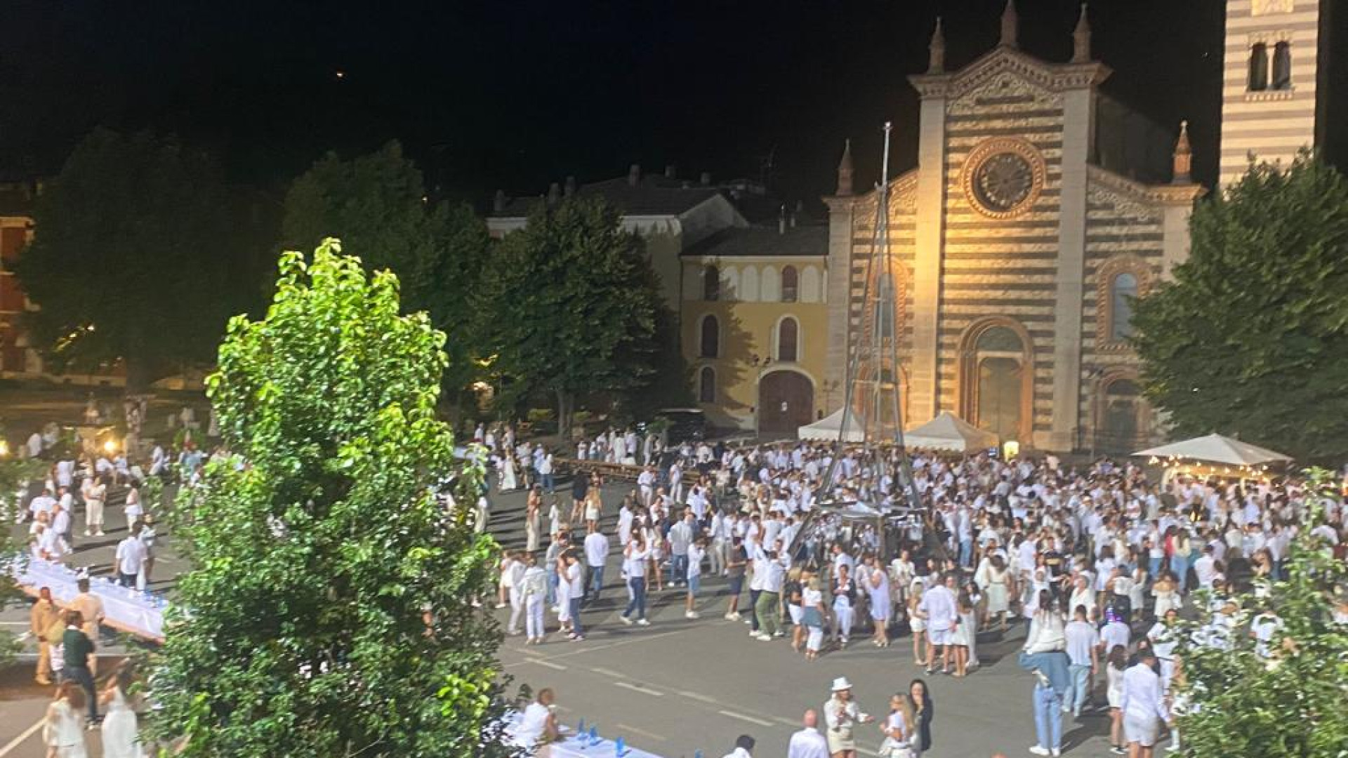 Musica e spensieratezza con la "Notte bianca": in mille nella piazza di Bettola
