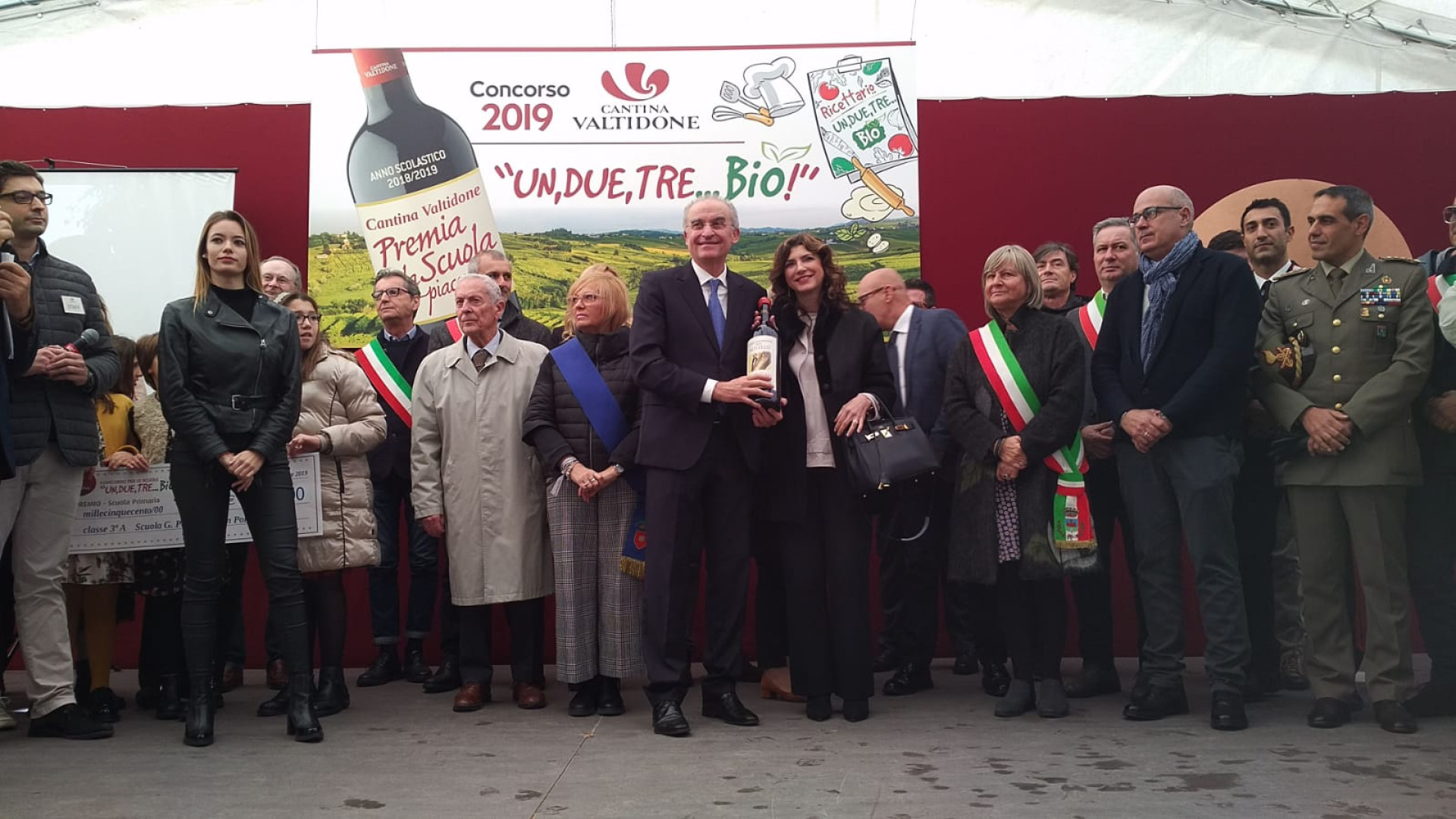 Stappata la prima bottiglia di vino novello "Picchio Rosso". Ragazzi premiati
