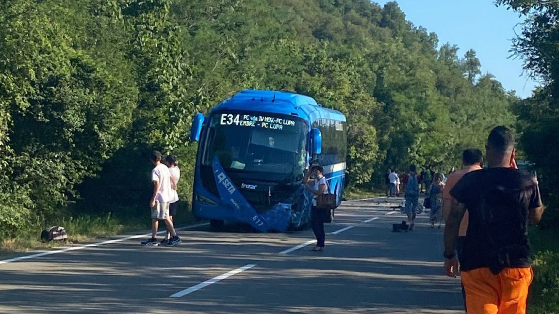 Frontale a Biana tra un furgone e un pullman, muore un 19enne