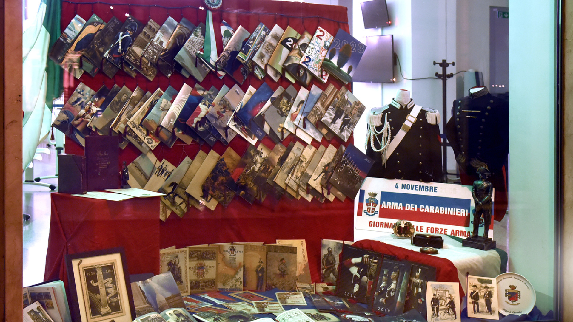 Storia della Benemerita: in mostra i calendari dell'Arma dei Carabinieri