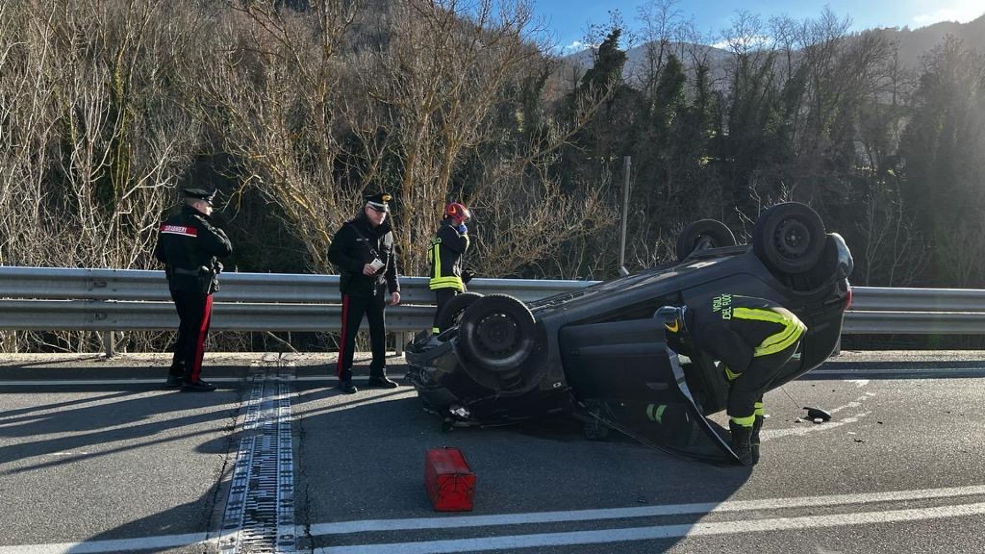 Bobbio, perde il controllo dell'auto e si ribalta. A bordo una donna e il figlio 11enne
