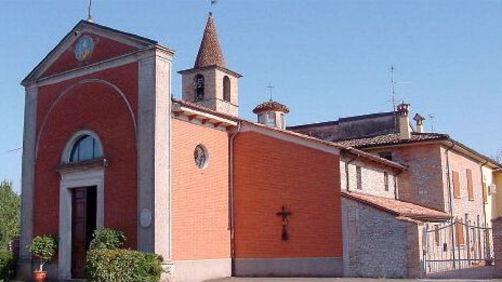 Ivaccari, mastice sui cancelli della chiesa. Messa sabotata. Don Severino: "Vigliaccata"