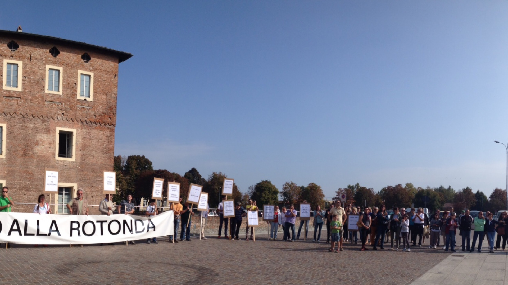 Borgonovo, manifestazione contro la nuova rotatoria: "Troppo grande"