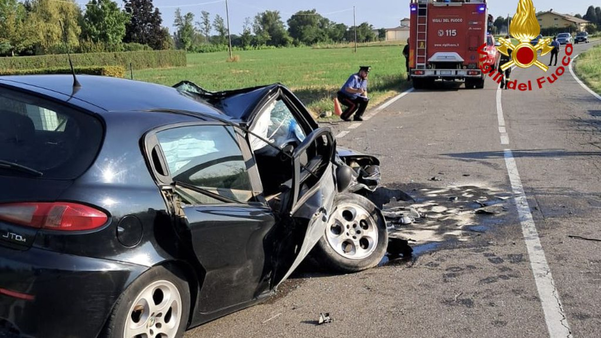 Castell'Arquato, sbanda con l'auto e si schianta contro un muretto: conducente ferito
