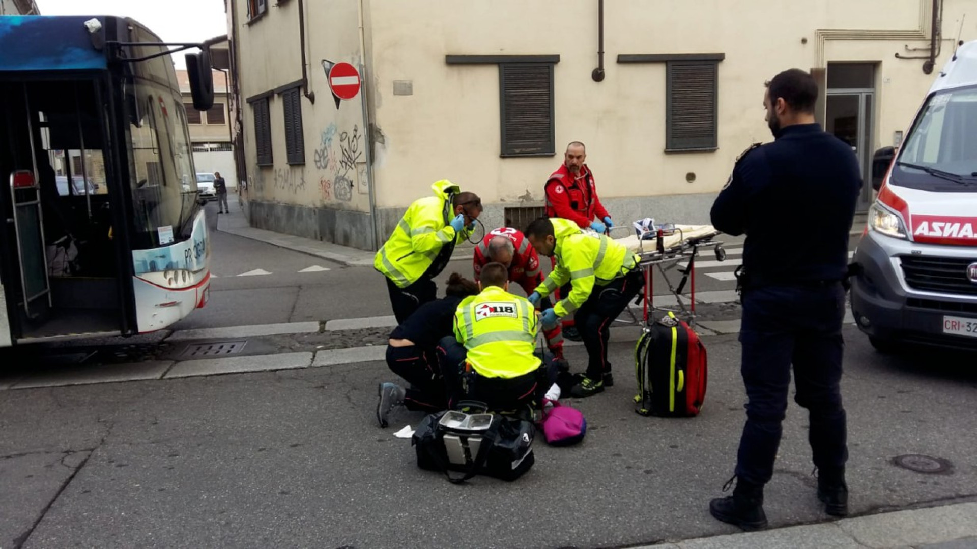 Donna in bici urtata da un bus in via Campagna, cade e si ferisce