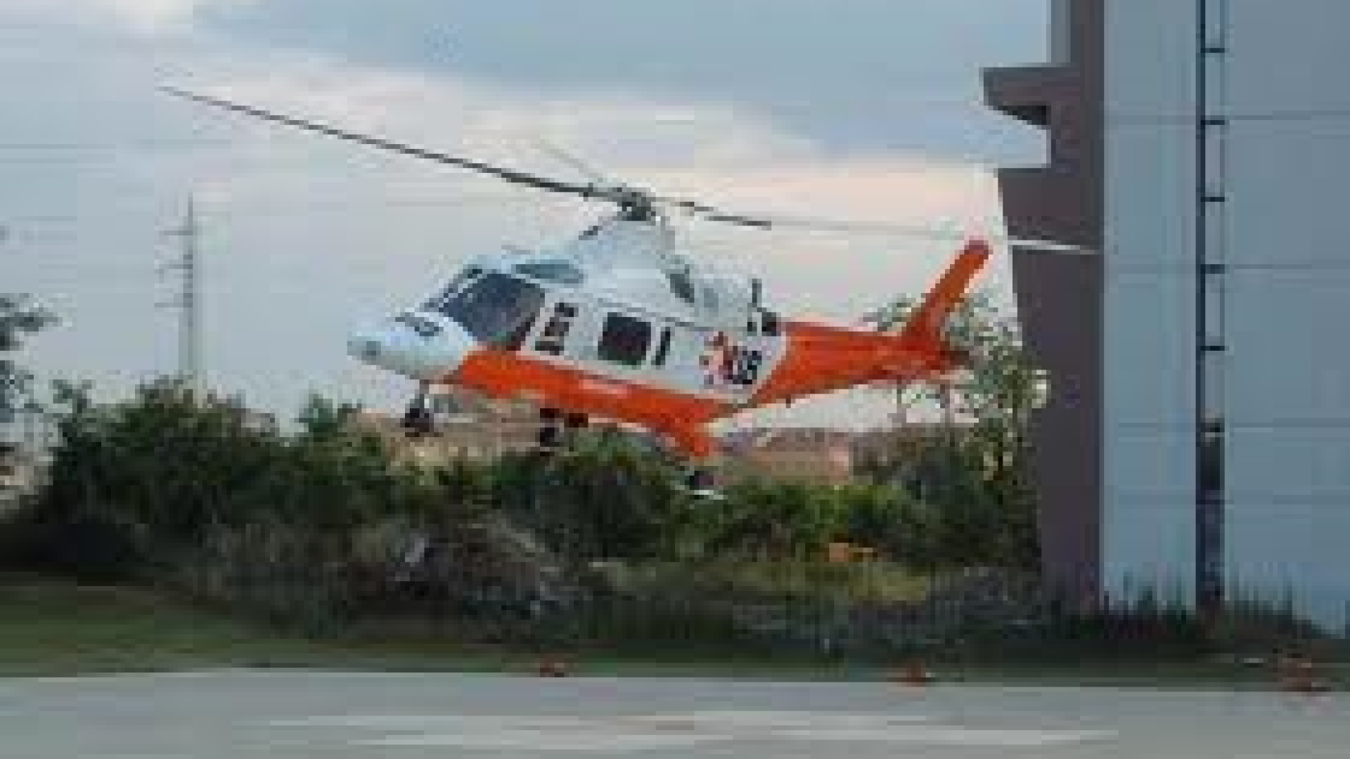 Auto si ribalta in autostrada, due feriti. Arriva l'elisoccorso