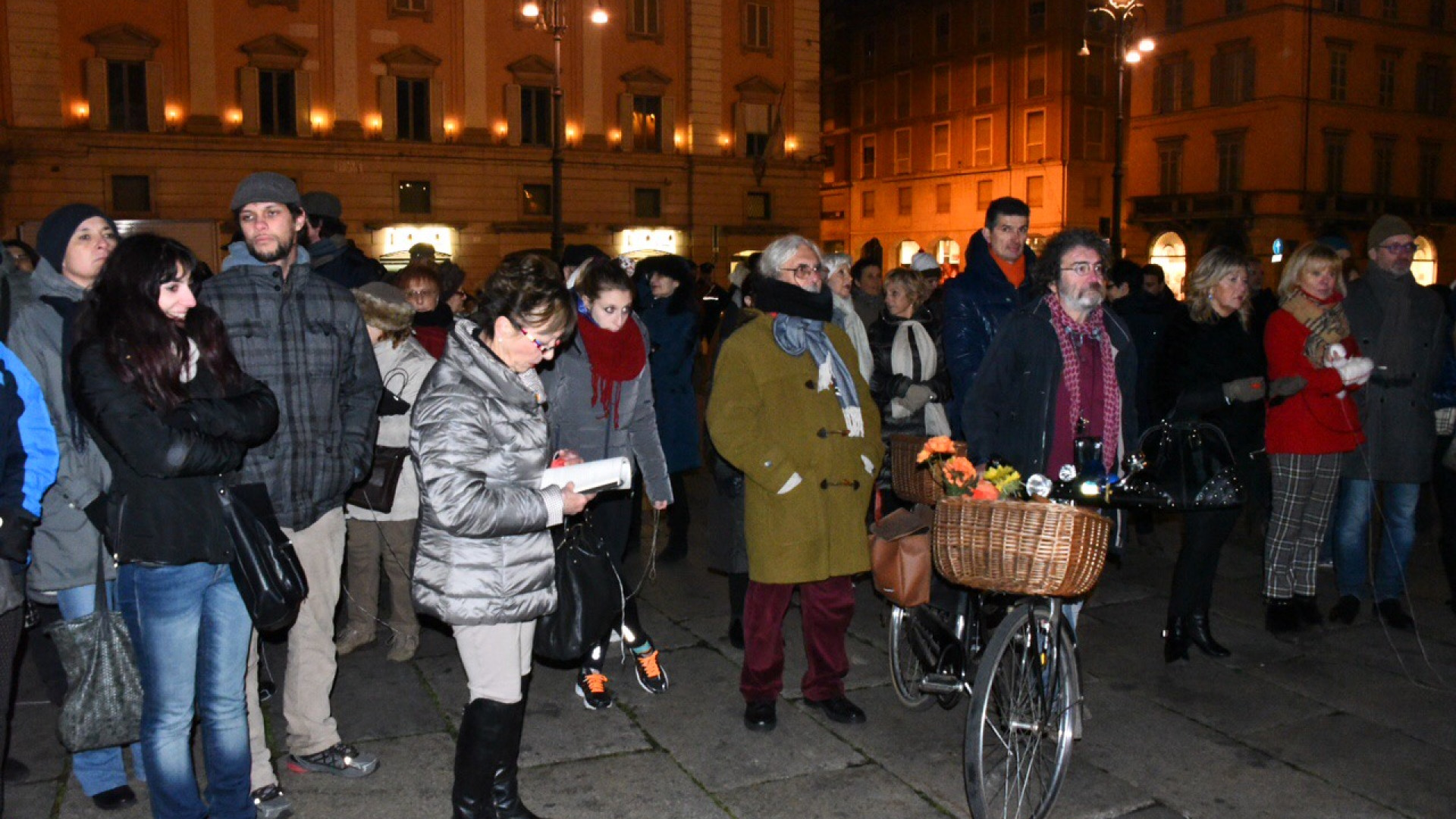 Donne in piazza per la camminata notturna contro la paura e la violenza