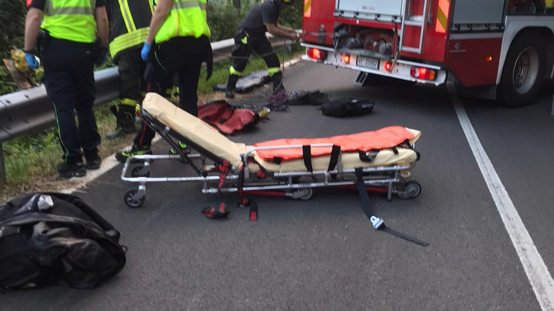 Perde il controllo della moto e scavalca il guardrail: giovane ferito