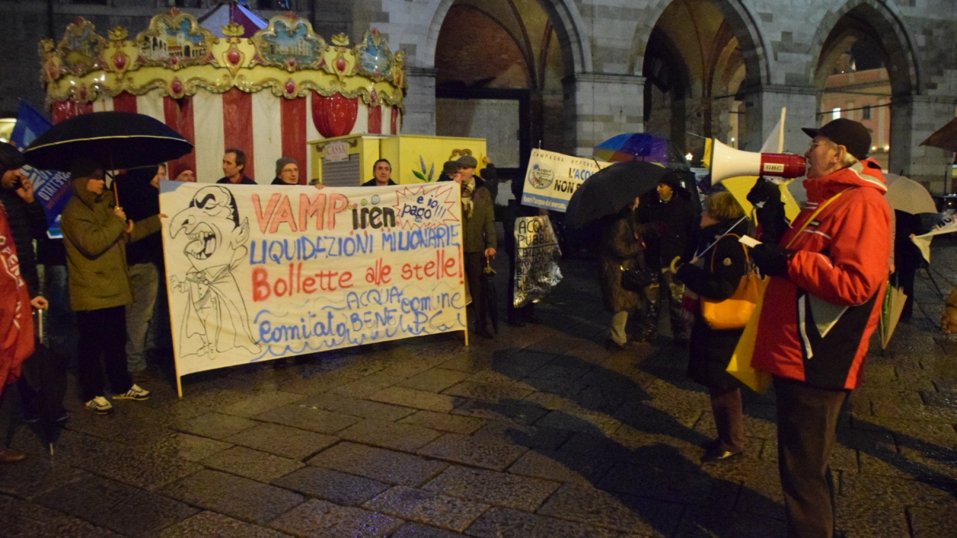 Gestione dell'acqua, ambientalisti sotto al Comune: "Rispettate il referendum"