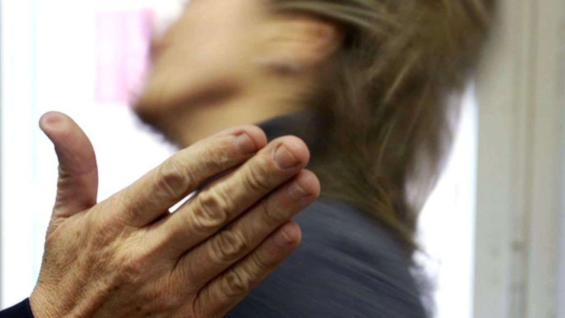 Violenze sulla compagna conosciuta su Facebook: condannato a un anno