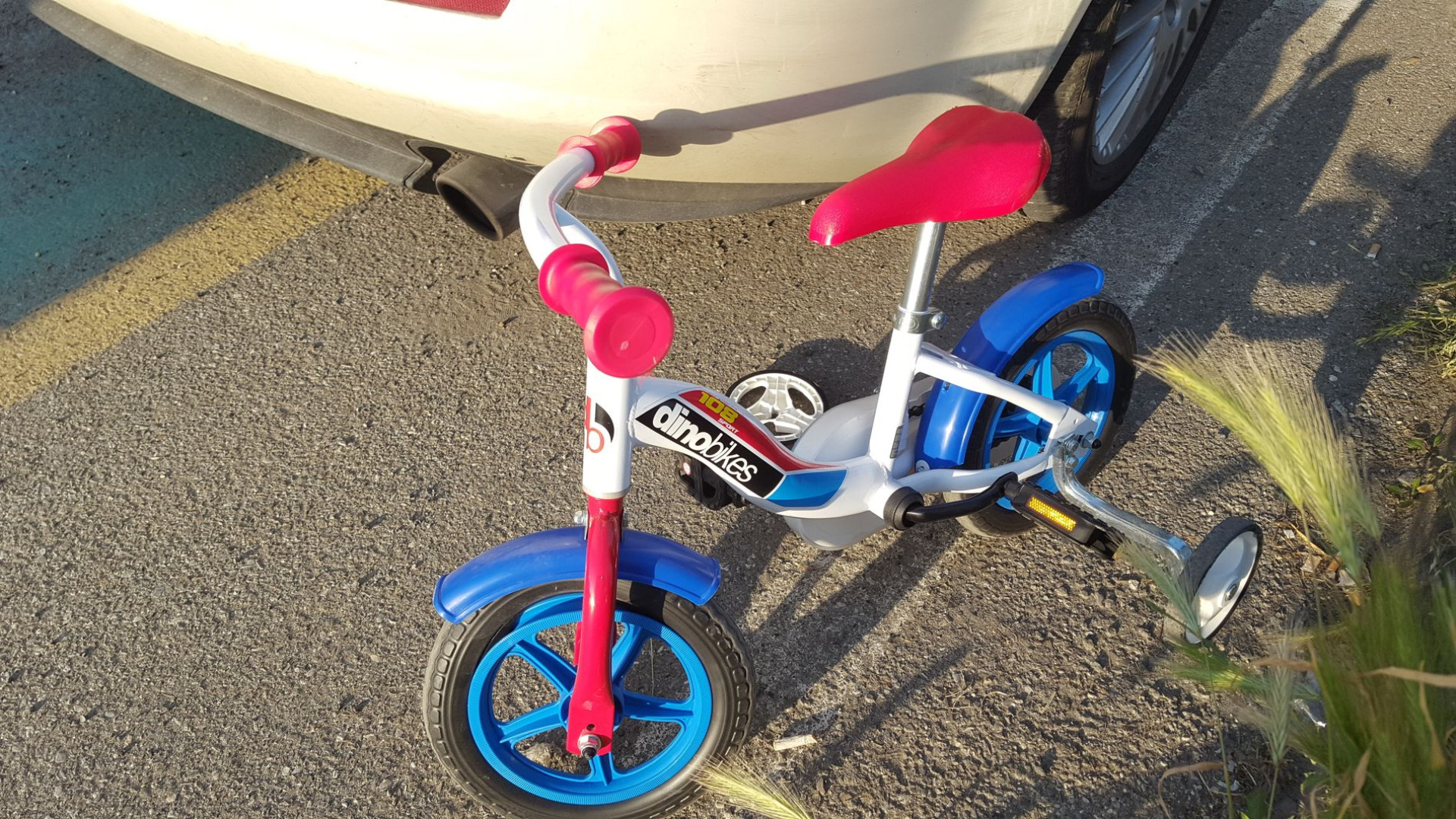 Auto schiva il piccolo in bicicletta, ma centra la madre: grave incidente a San Nicolò