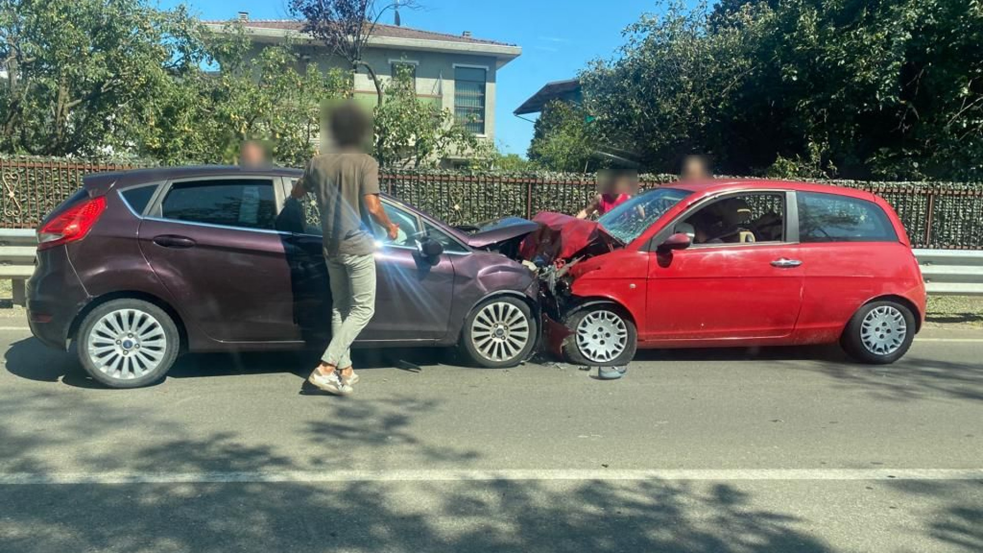 Quarto, scontro tra due auto sulla Statale 45. Tratto chiuso per i soccorsi