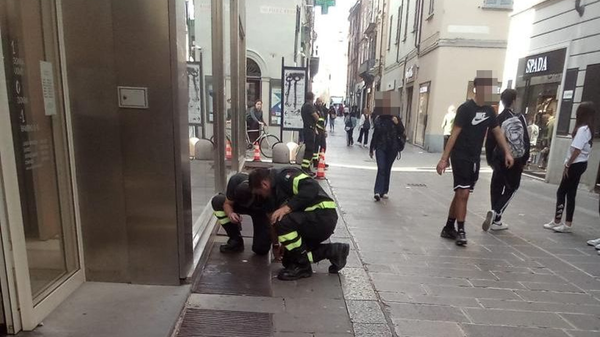 Due cellulari cadono nella grata in via XX Settembre. I vigili del fuoco li recuperano