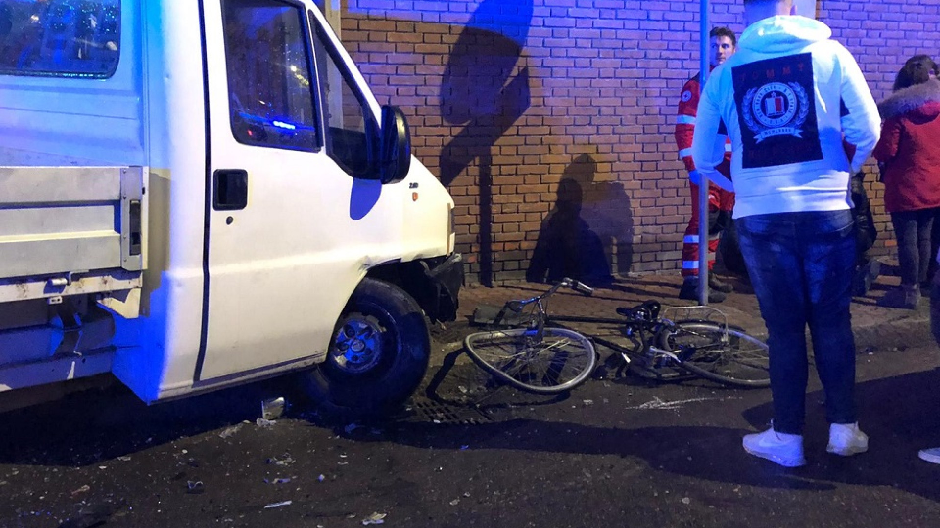 Auto contro furgone che investe un uomo in bicicletta: tre feriti trasportati all'ospedale