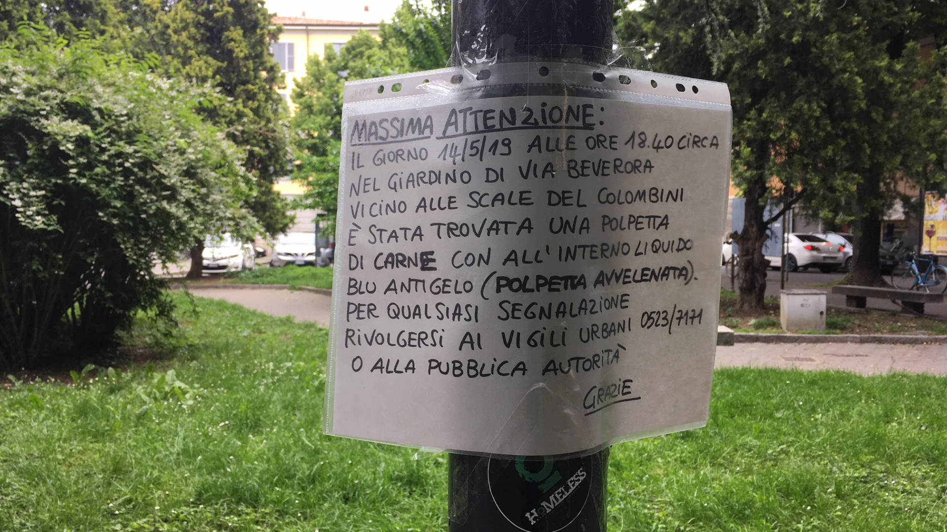 "Polpette avvelenate nei giardini di via Beverora": l'allarme tappezza tutta la zona