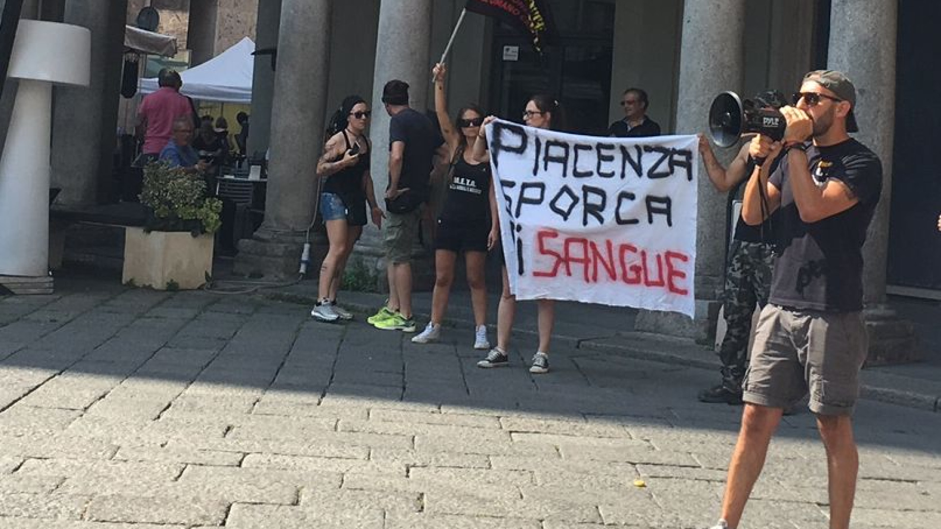 Protesta sotto il Comune per la morte del cinghiale Agostino
