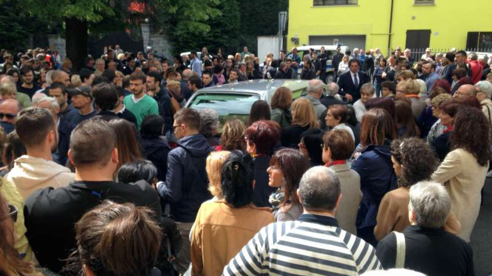 Ultimo saluto a Martina ed Elia, gremita la chiesa di Borgotrebbia