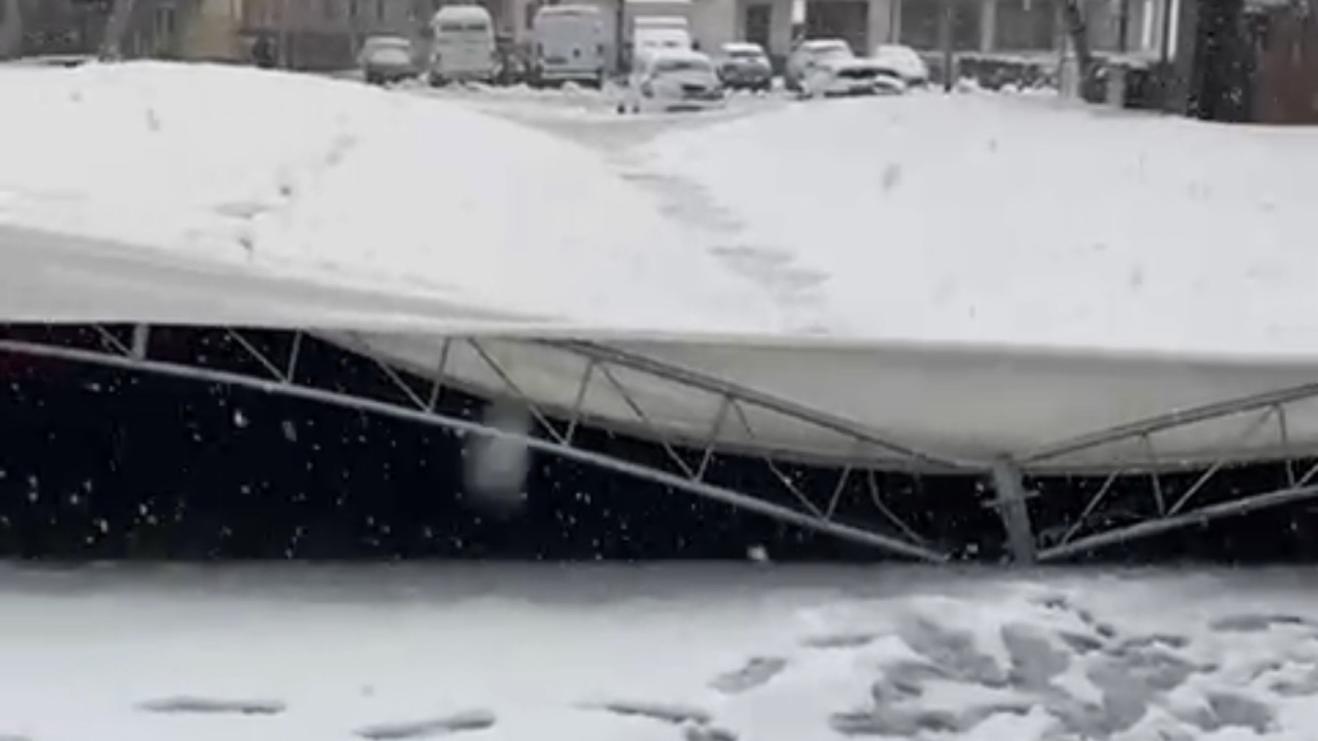 Nevica nel Piacentino, a Gropparello crolla la tensostruttura in piazza