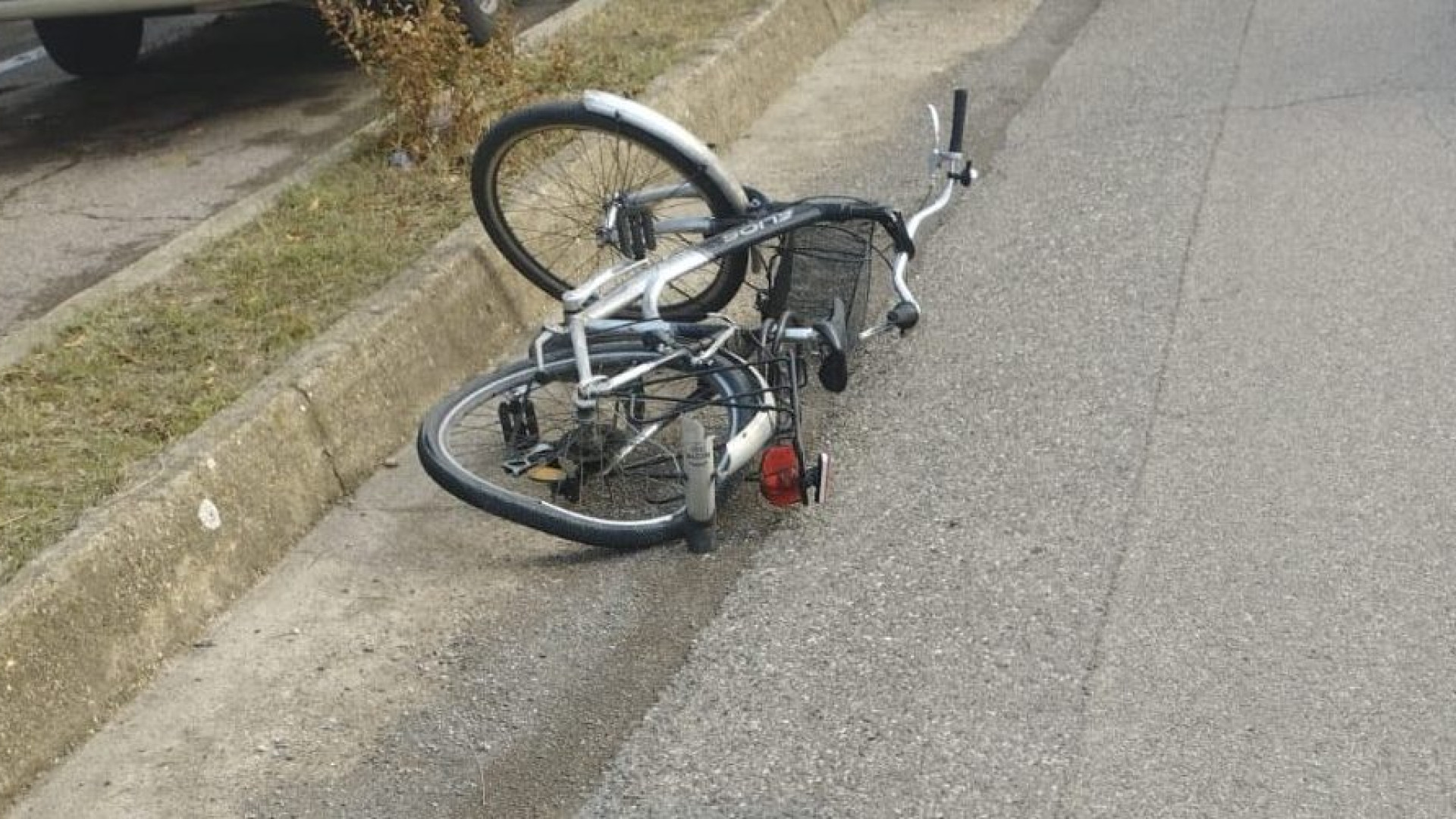 Investito da un furgone sulla via Emilia: ciclista 81enne trasportato all'ospedale