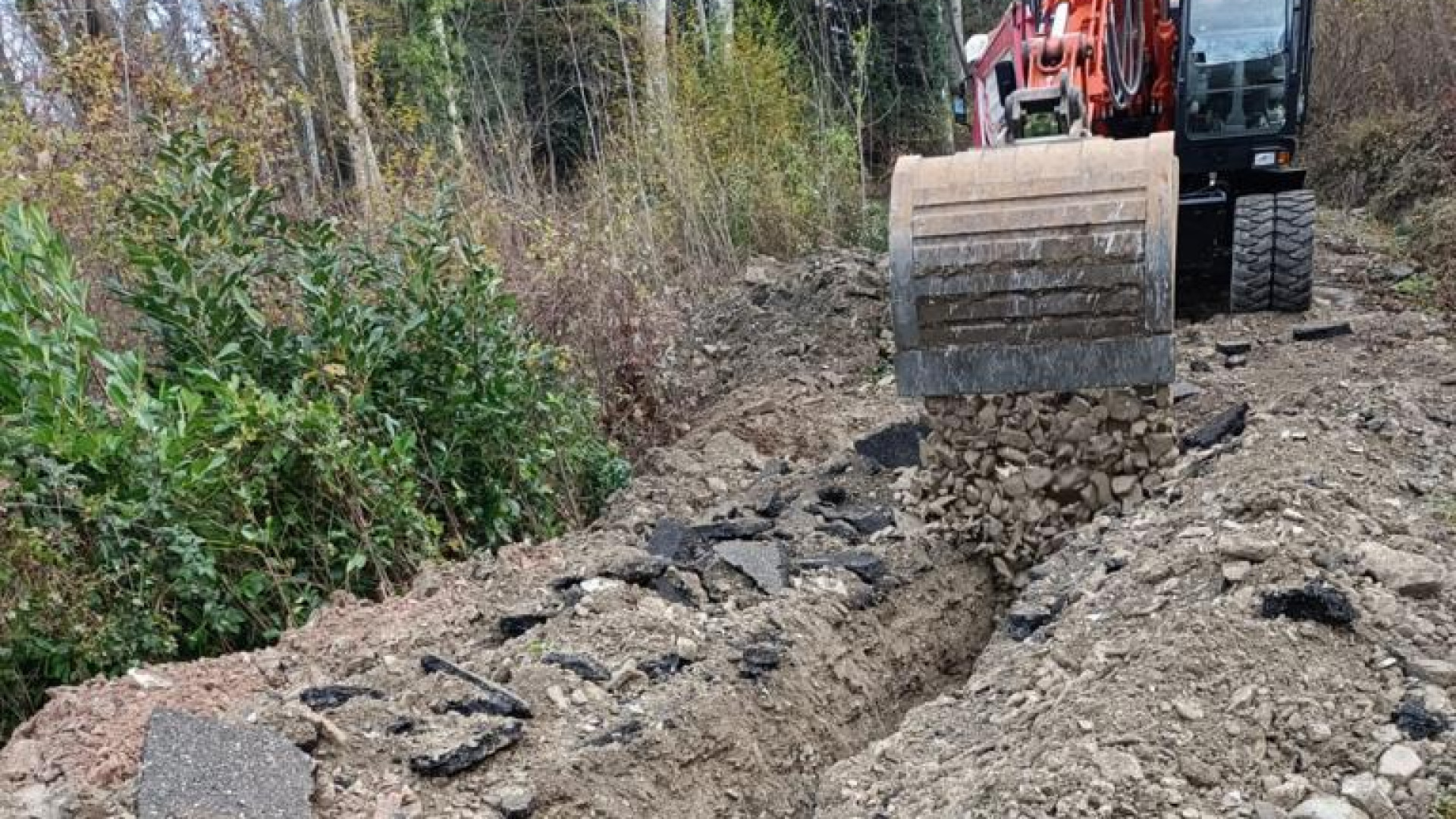 Strada chiusa, Oss raggiunge a piedi una 97enne. "Grande sforzo, ma contratti fermi"