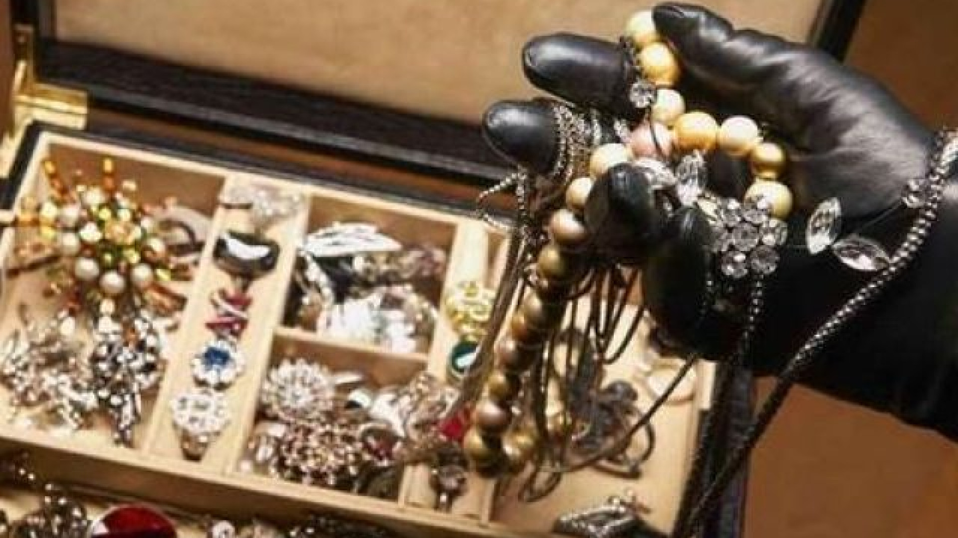 Segnalano il furto dei gioielli e vengono denunciati per i fucili
