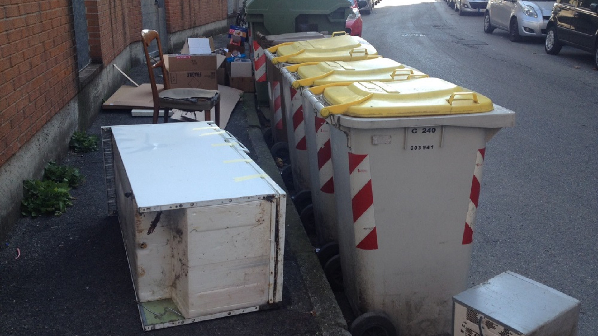 Salotto all'aria aperta: frigorifero e sedie abbandonate in via Giarelli