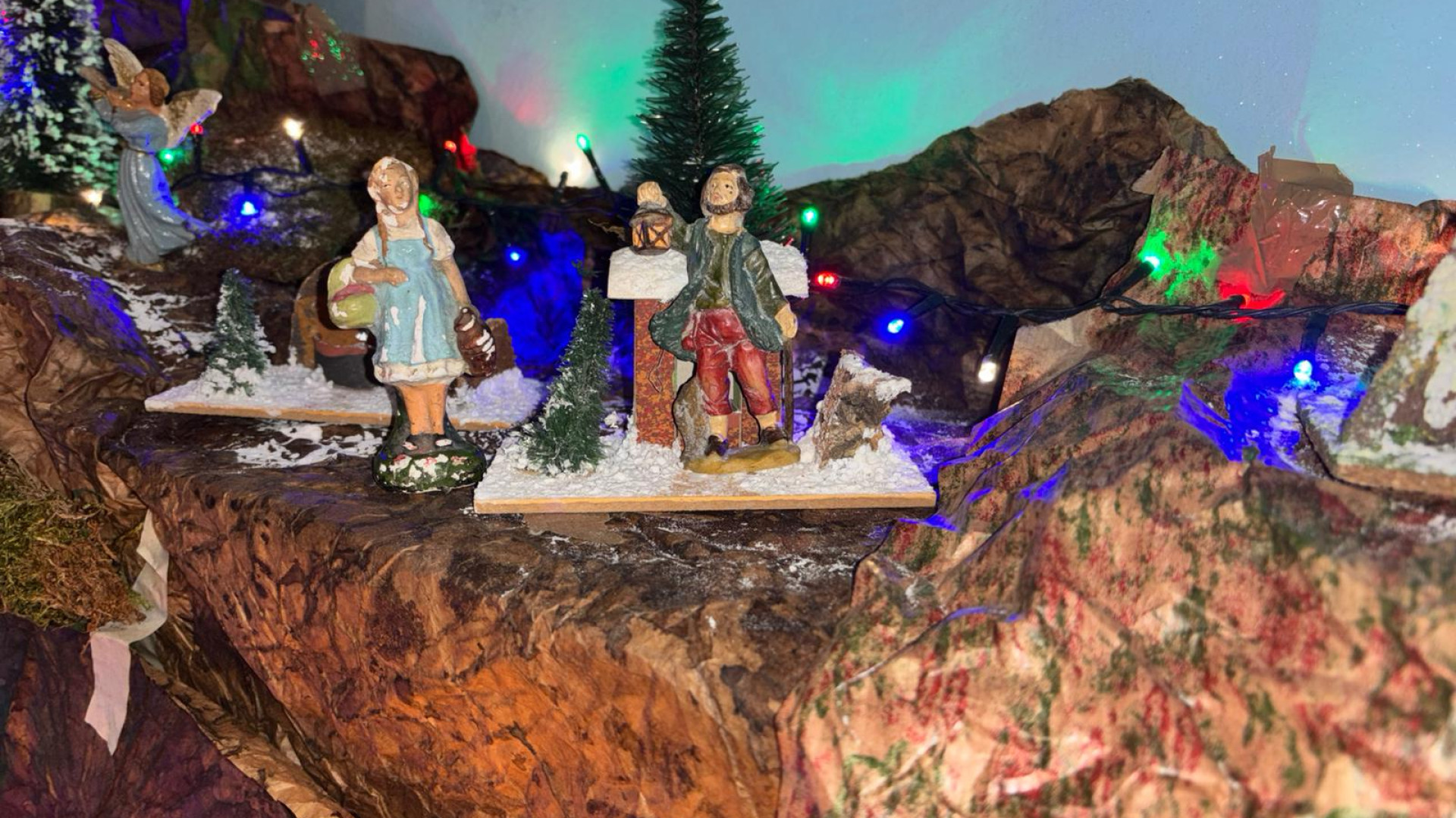 Continua a crescere il presepe di Giorgio Groppi, le statuine hanno oltre 70 anni