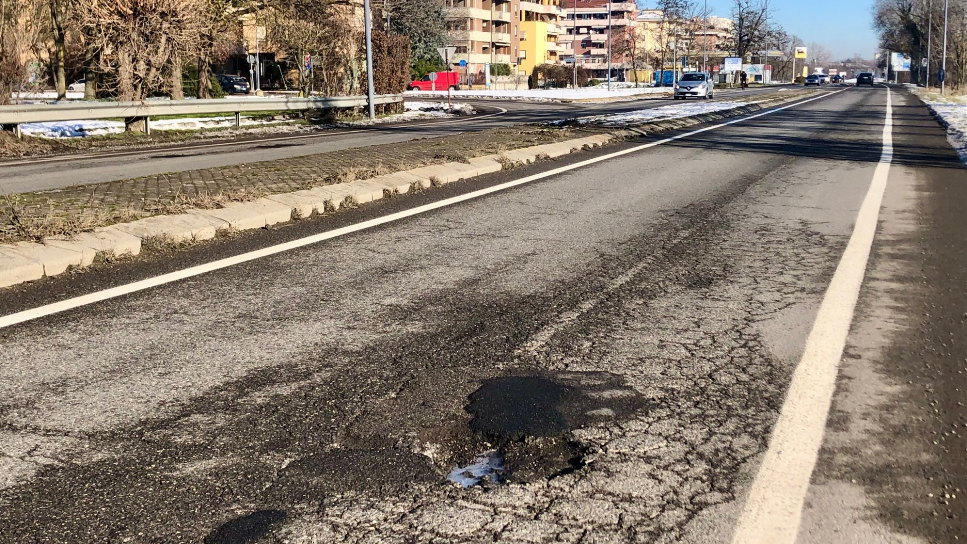 Il maltempo dà il "colpo di grazia" a Strada Agazzana, all'ingresso della città
