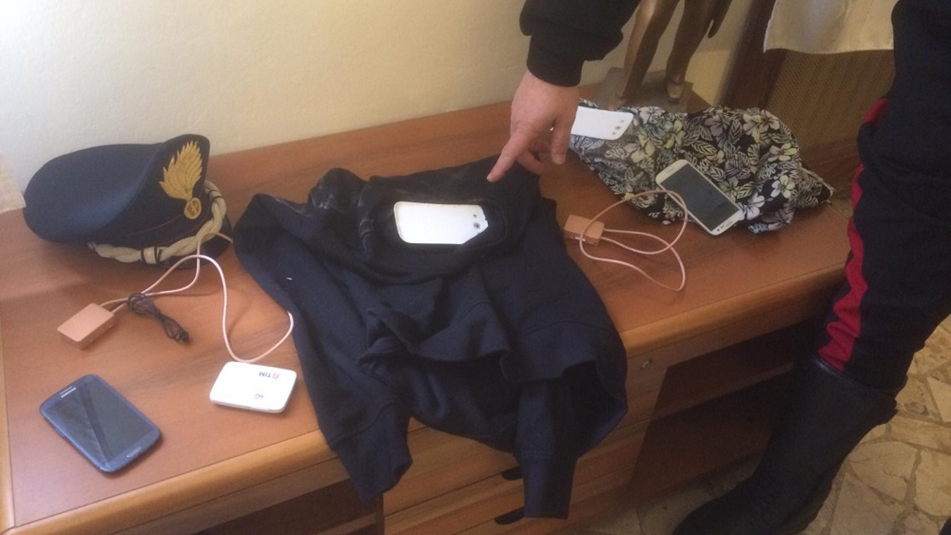 Al quiz della patente con microfono e antenna per farsi suggerire le risposte: egiziani denunciati
