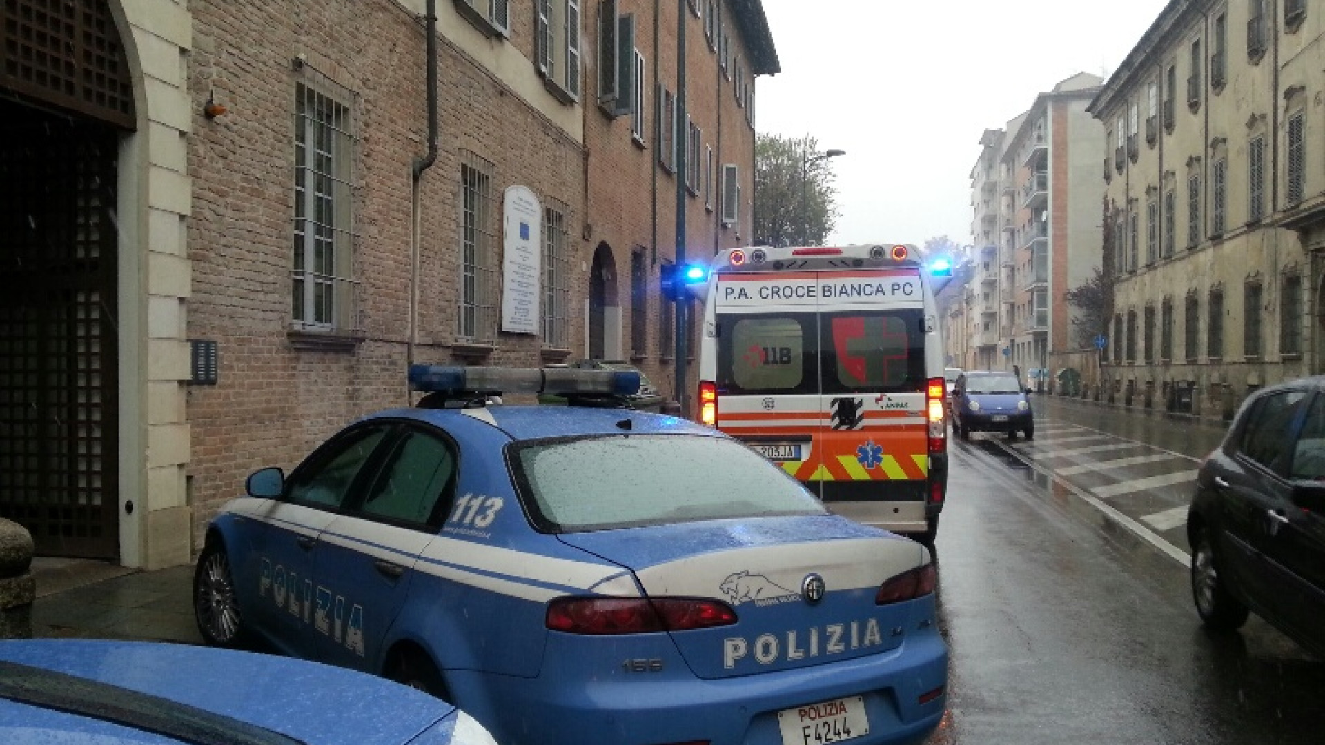 Irrompe in un palazzo e danneggia l'atrio: paura sullo Stradone Farnese