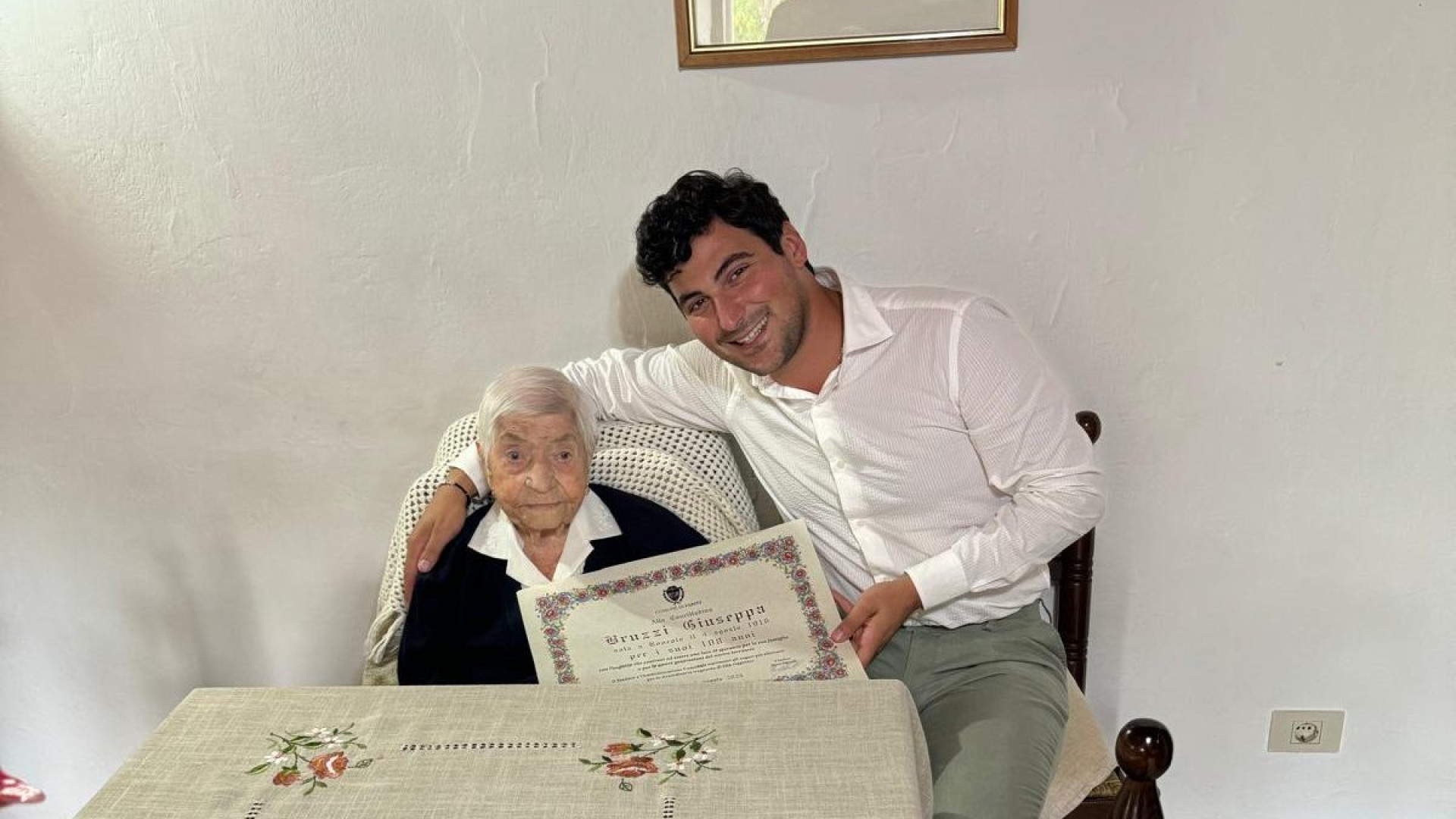 Groppallo celebra i 108 anni di Giuseppina, pergamena e fiori da parte del sindaco