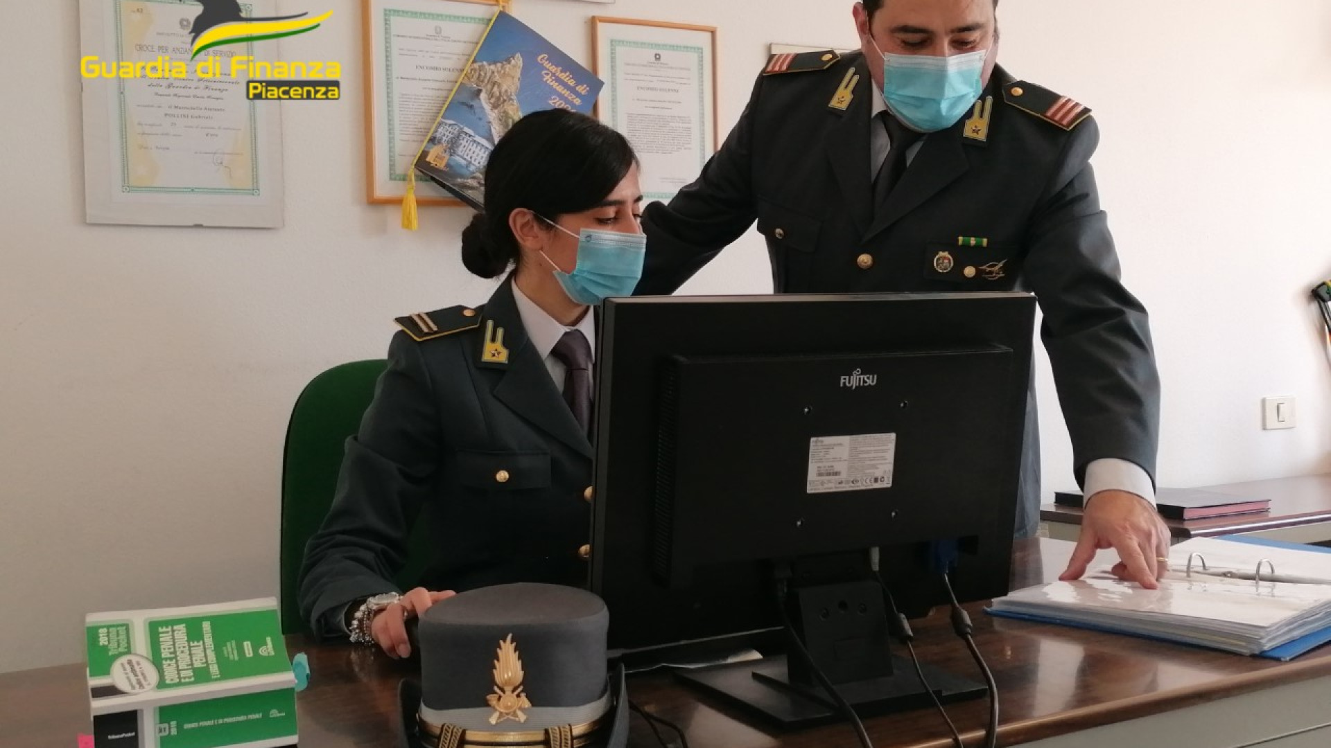 "Soldi e regali di lusso da anziani incapaci": madre, figlia e un medico nei guai