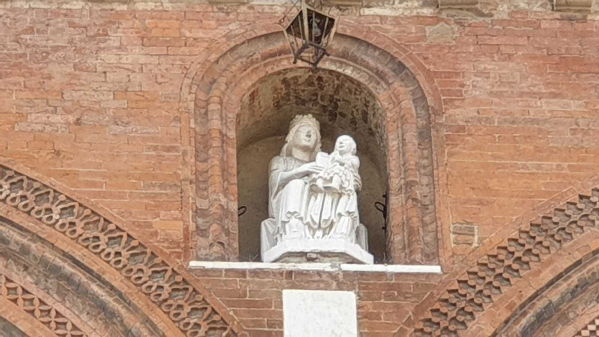 Palazzo Gotico, la Madonna rimane al buio. In autunno rimozione dei graffiti