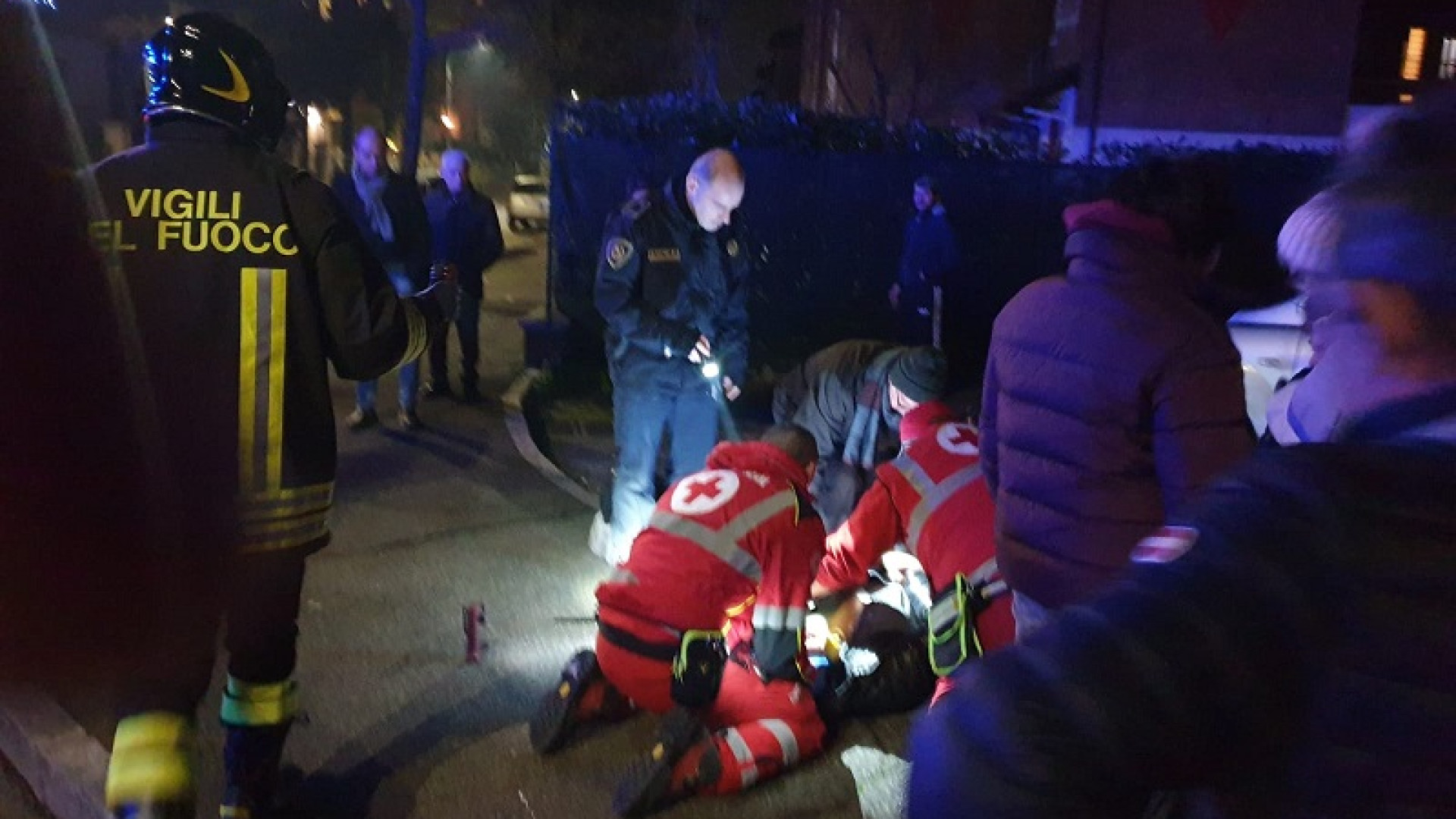 Due incidenti in contemporanea in città, tre feriti al pronto soccorso