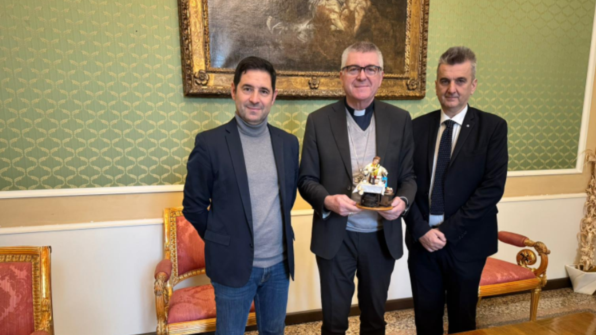 Coldiretti e Confartigianato consegnano al Vescovo la nuova statuina del presepe