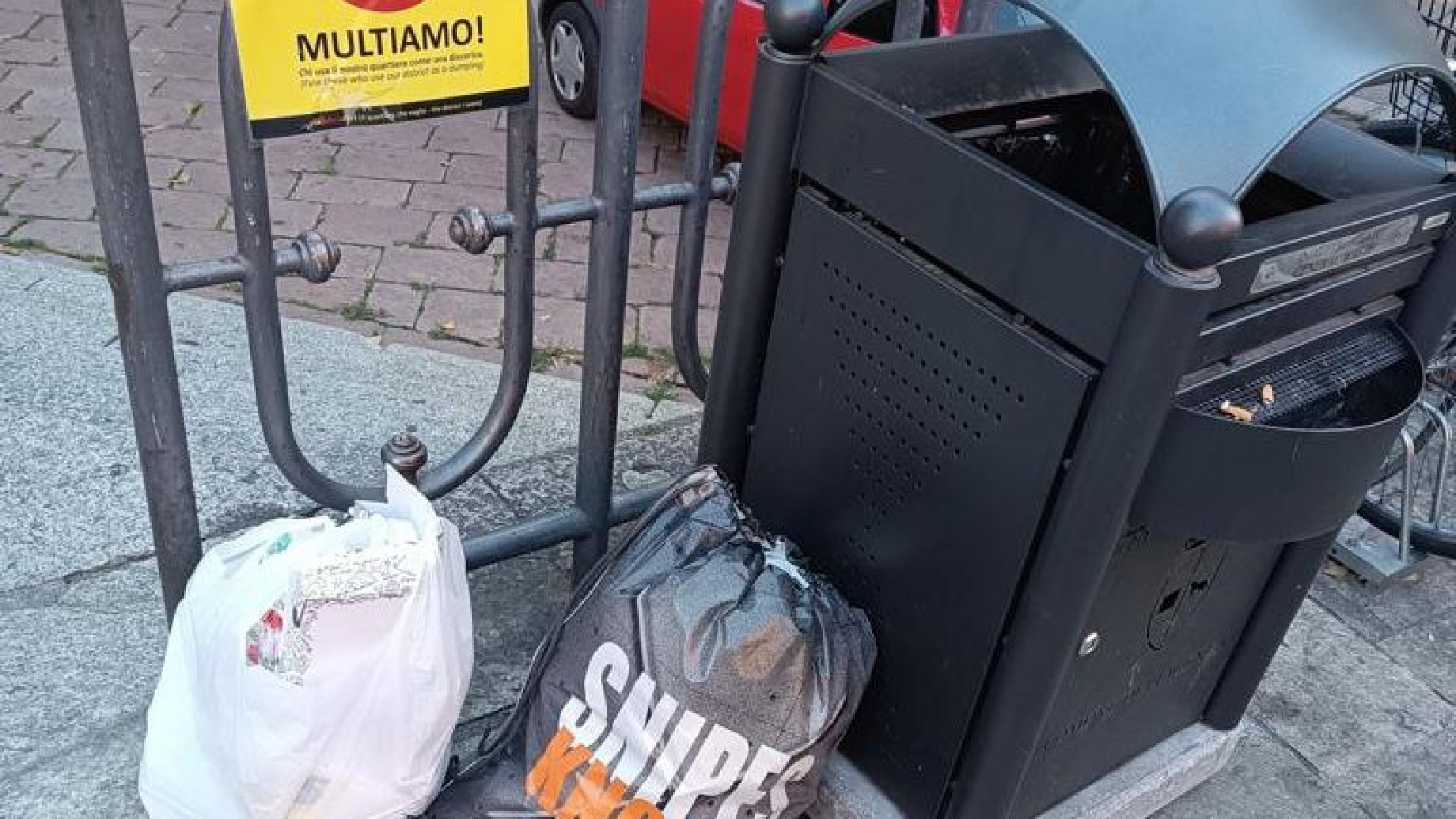 Via Roma, maleducazione e disprezzo delle regole: rifiuti sotto i cartelli di divieto