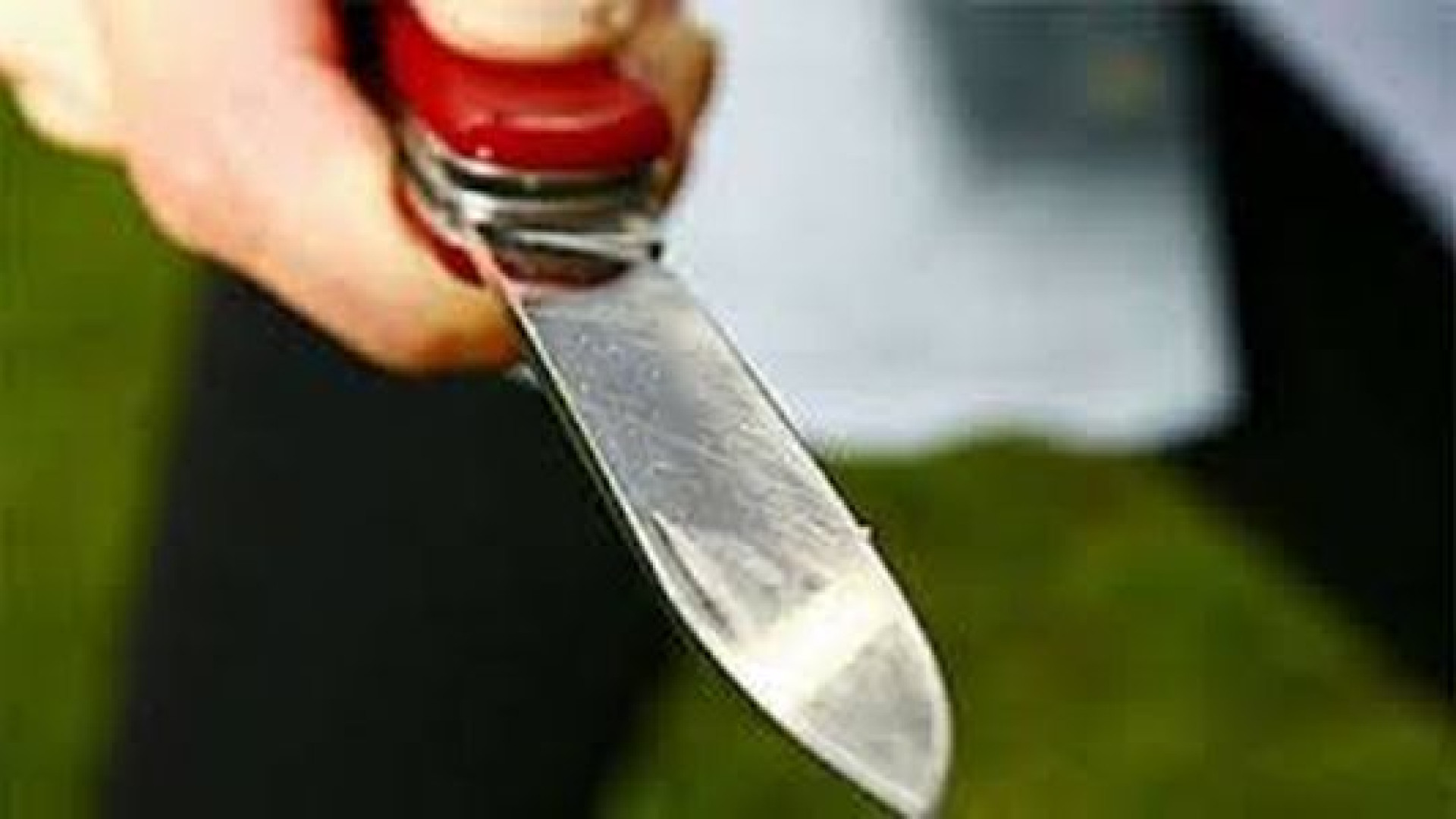 Quattordicenne accoltellato al campo giochi da un minorenne che fugge in bici