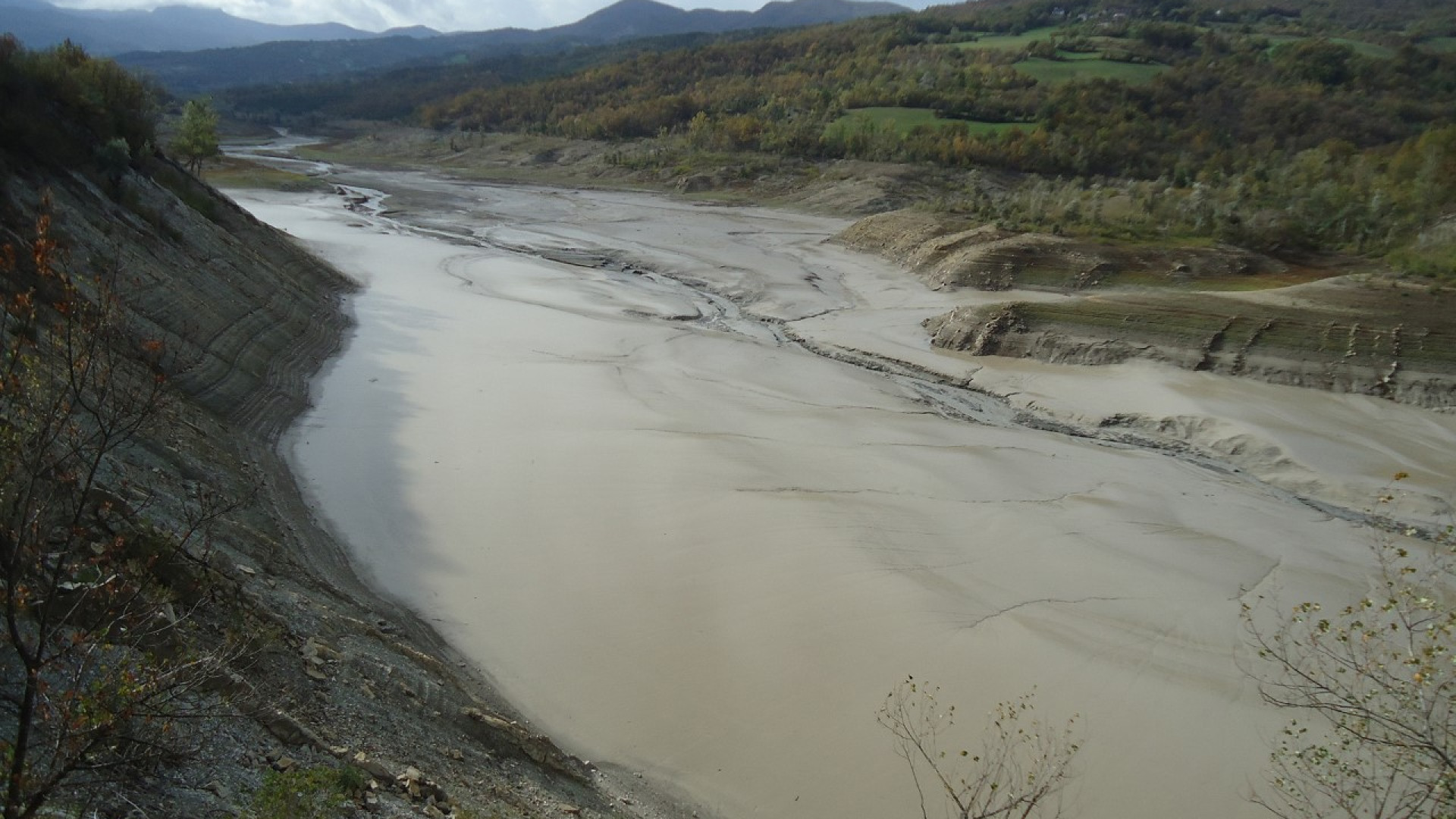 Siccità, associazioni ambientaliste: "Dighe vuote di acqua ma piene di inerti"
