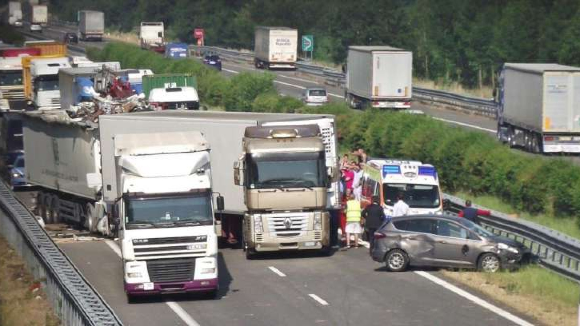 Scontro a Caorso: grave camionista. Autostrada chiusa per ore