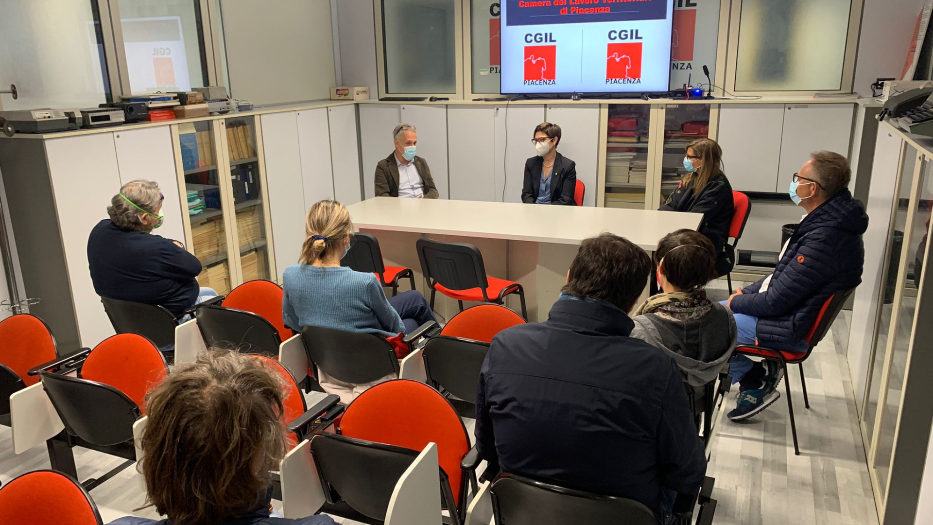 Attacco alla Cgil, sindaco e prefetto nella sede di Piacenza: "Solidarietà"