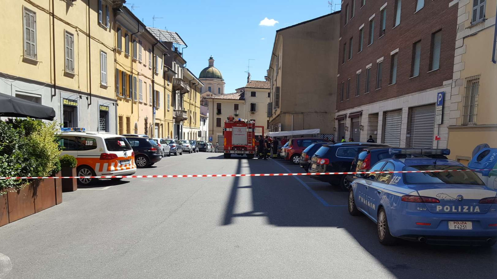 I vicini non la vedevano da giorni, donna trovata in casa senza vita