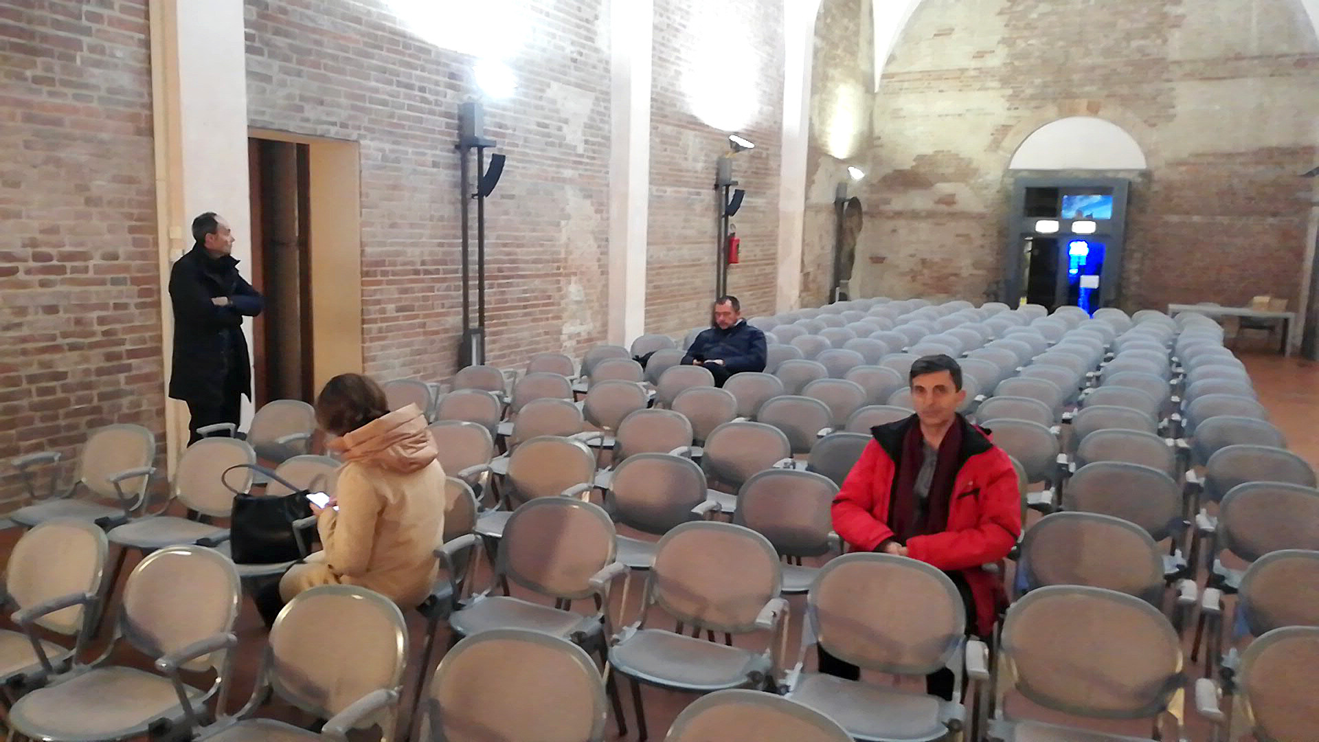 Flop per l'esordio della rassegna "Confini incrociati": sala vuota e polemiche