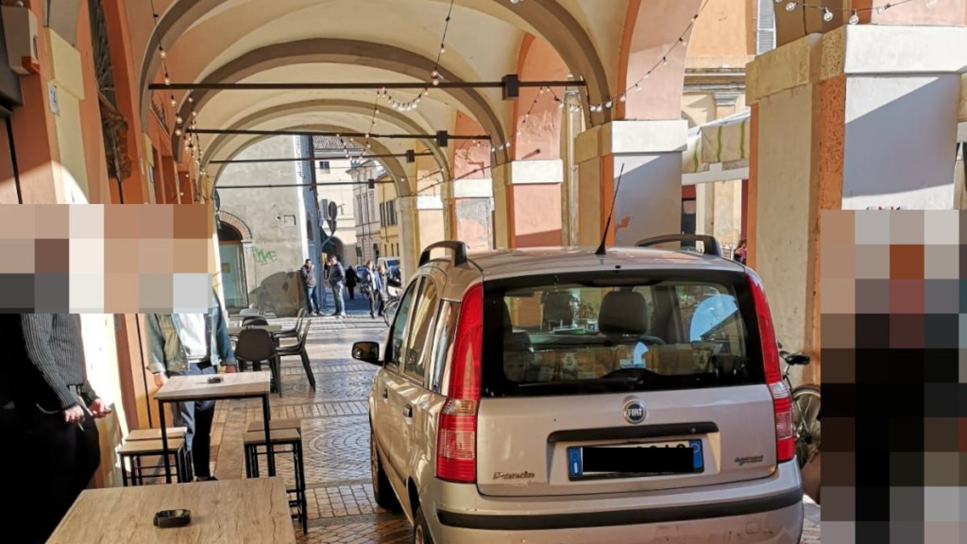 Incredibile e bizzarro parcheggio nel giorno di mercato: auto sotto i portici di piazza Duomo