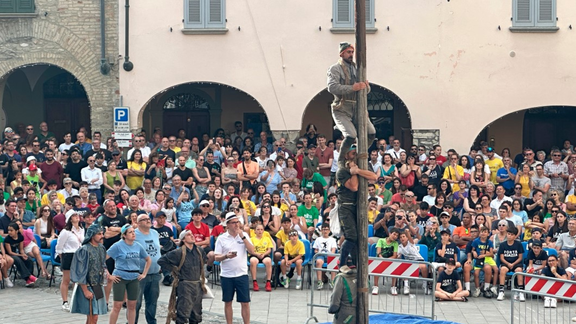 Bobbio, in migliaia per il Palio delle contrade. Vince per la prima volta Alcarina