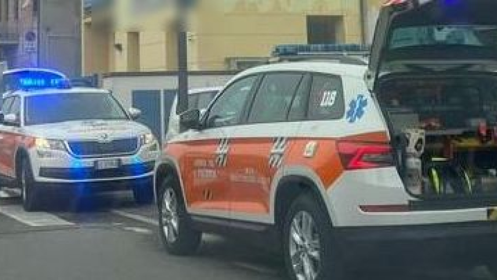 Bimbo di tre anni scivola in piscina: educatrice lo soccorre e rianima