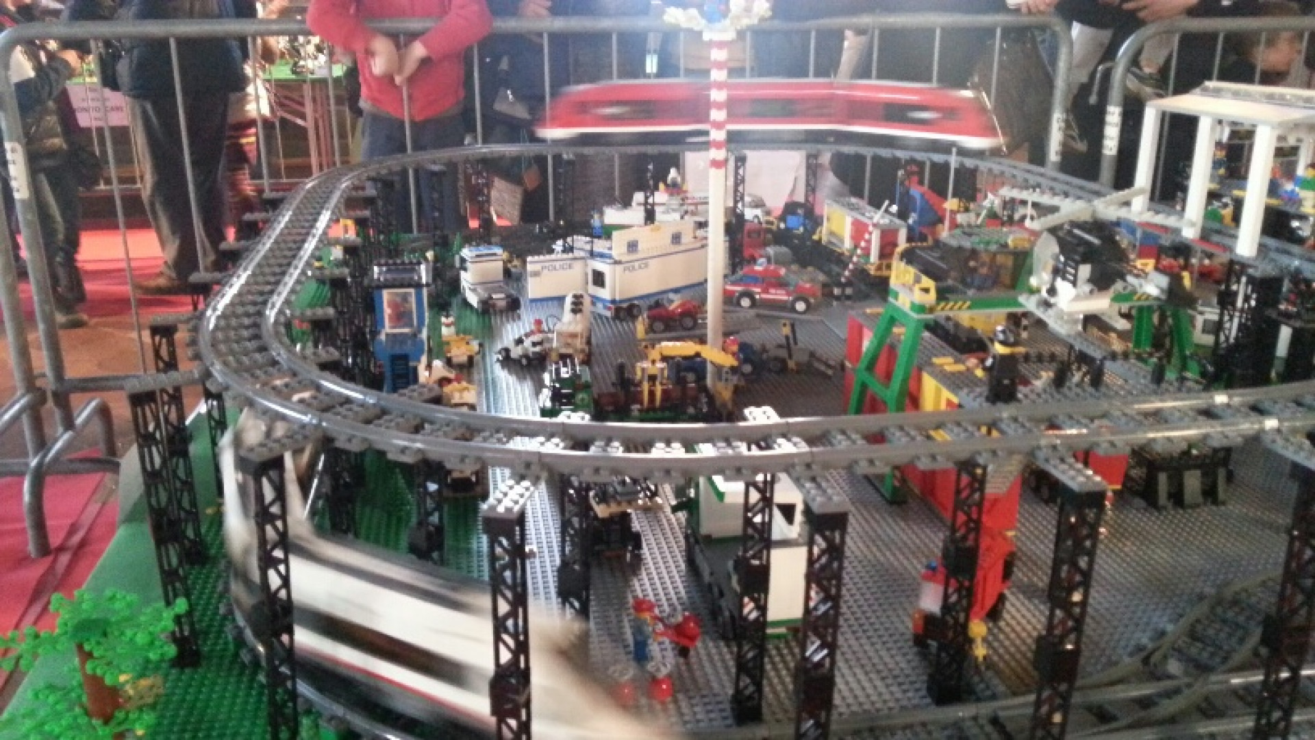 Lego-mania a Palazzo Gotico: tutti in fila per vedere i capolavori di mattoncini