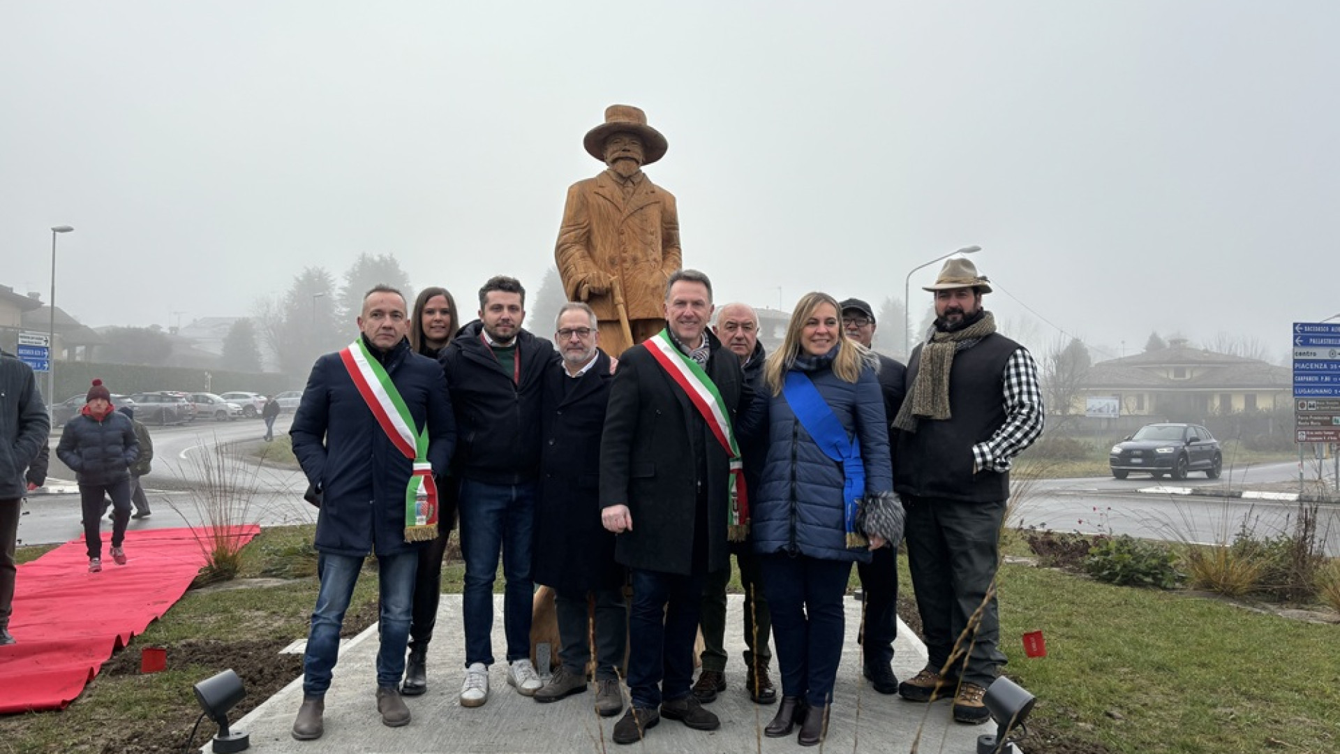 Castell'Arquato, inaugurata all'ingresso del paese la statua dedicata a Luigi Illica
