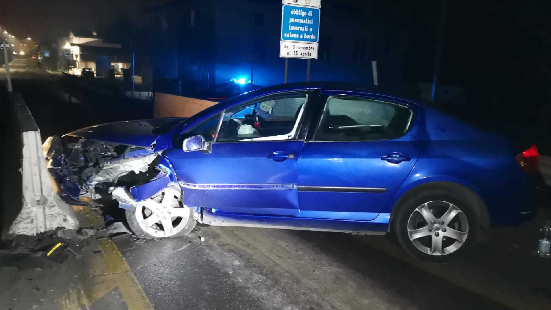 Ubriaco fradicio viola il coprifuoco, si schianta e blocca il ponte di Pievetta