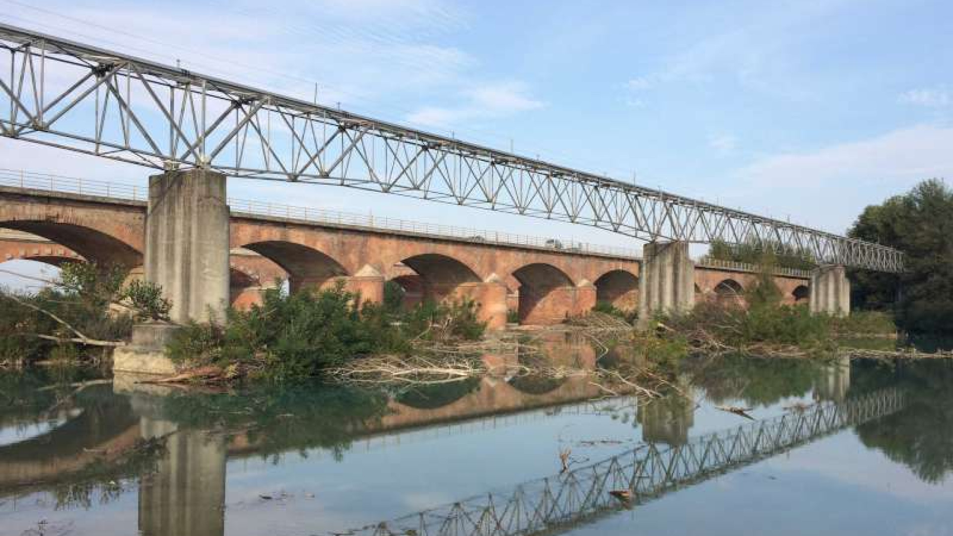 San Nicolò, tronchi contro i piloni del ponte: limitata la rimozione